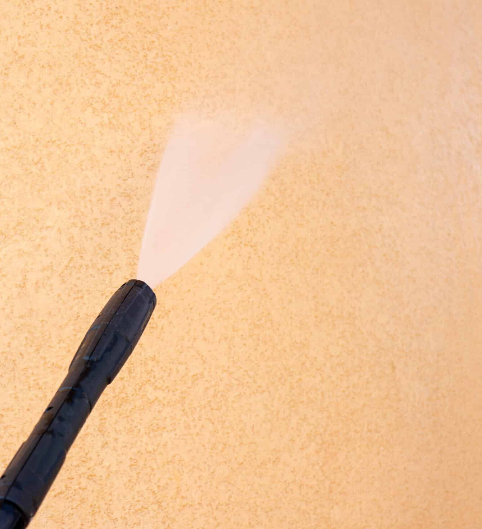 Application d'un traitement algicide et hydrofuge protecteur sur un mur