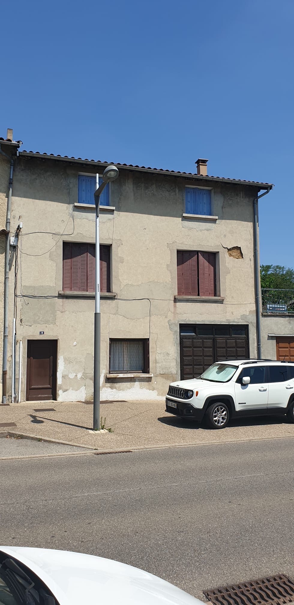 Façade de maison encrassée avant traitement par hydrogommage