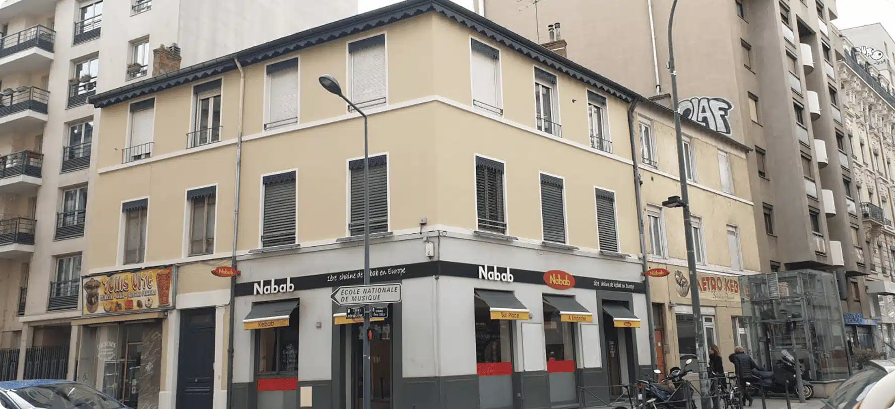 Ravalement de façade d'un grand bâtiment ancien en Nord Isère