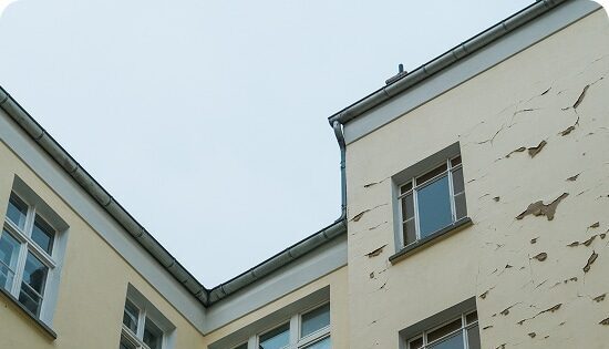 Façade extérieure de maison abîmée et polluée avant travaux