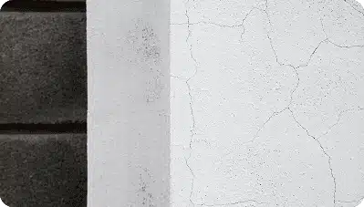 Fissure rectiligne sur un mur de façade avant traitement