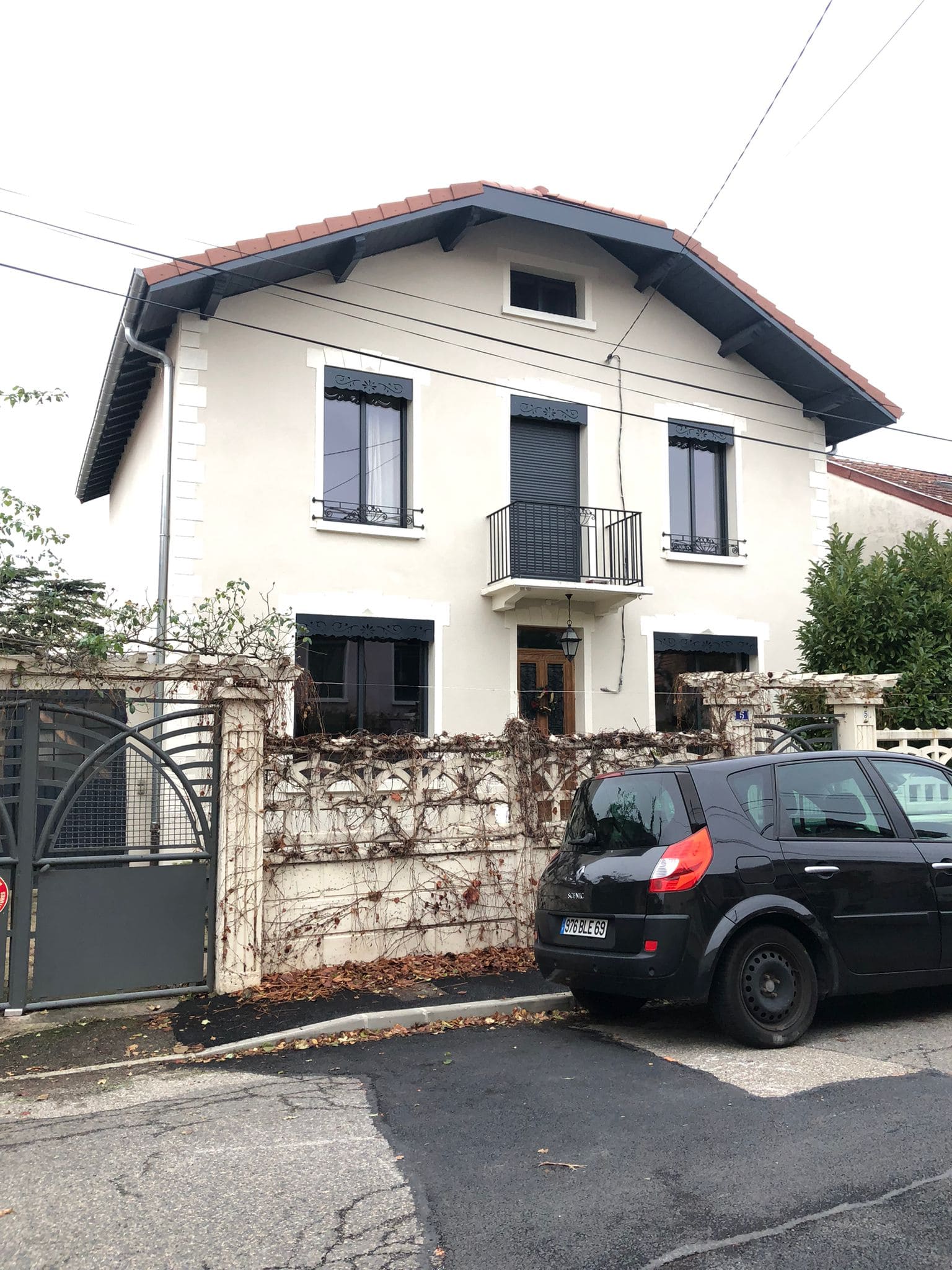 Maison individuelle propre après un nettoyage de façade réussi par Elka